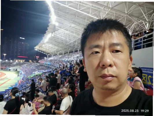足球球迷歌助威是足球文化中不可或缺的灵魂